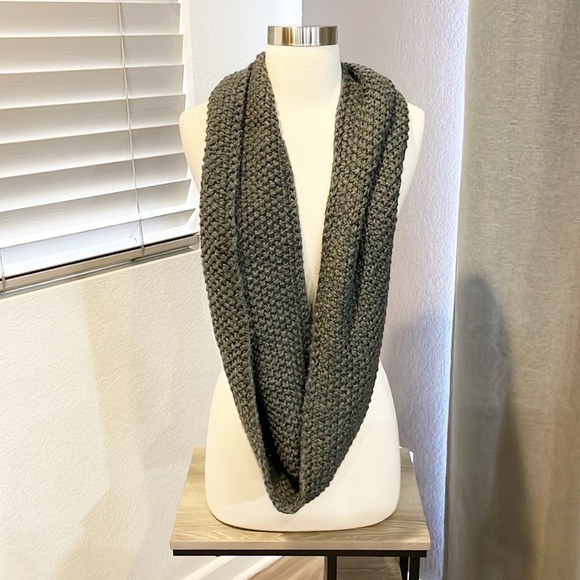 Gray chunky knit infinity scarf - Picture 1 of 2